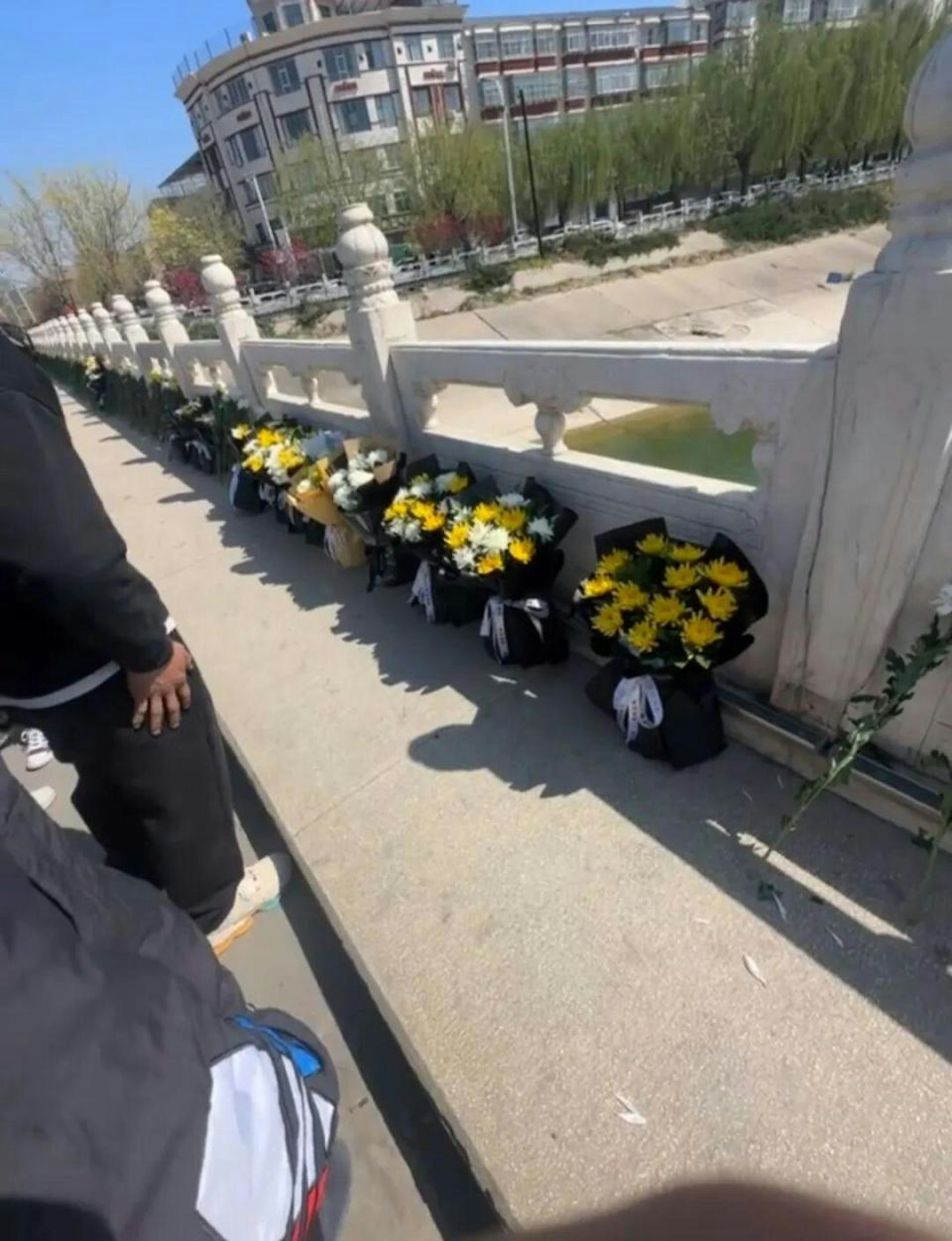 Nhiều người dân đến đặt hoa tưởng niệm các nạn nhân