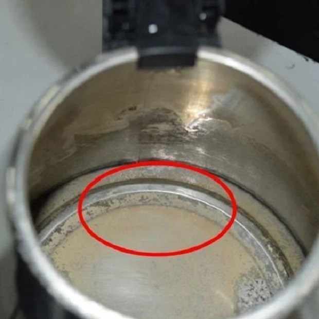 Cảnh báo đến các gia đình đang đun nước bằng ấm điện