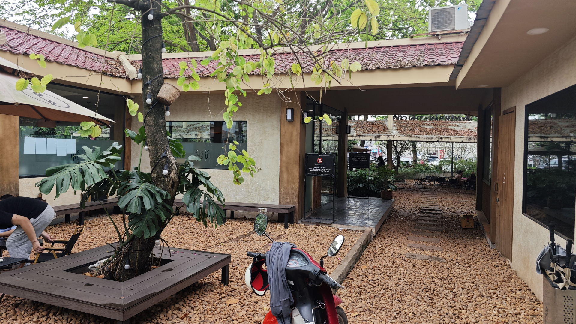 Clip thực tế tại loạt cơ sở Phê La: Khách hàng ngán ngẩm vì nhà vệ sinh bốc mùi, không gian nhếch nhác