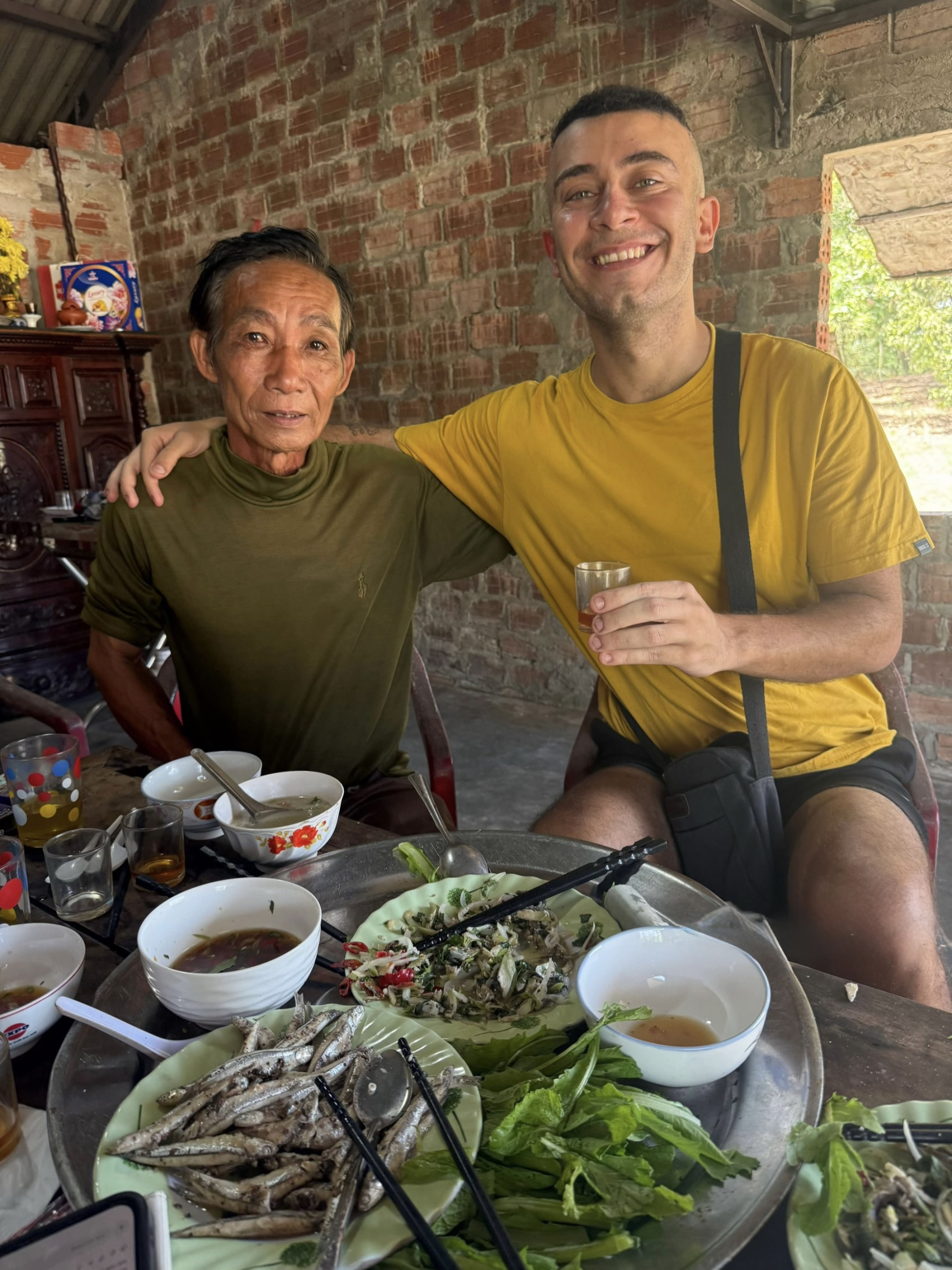 Khách Tây giàn giụa nước mắt trong căn nhà lụp xụp của ngư dân Việt Nam, tuyên bố tiền nhiều cũng không mua nổi điều này