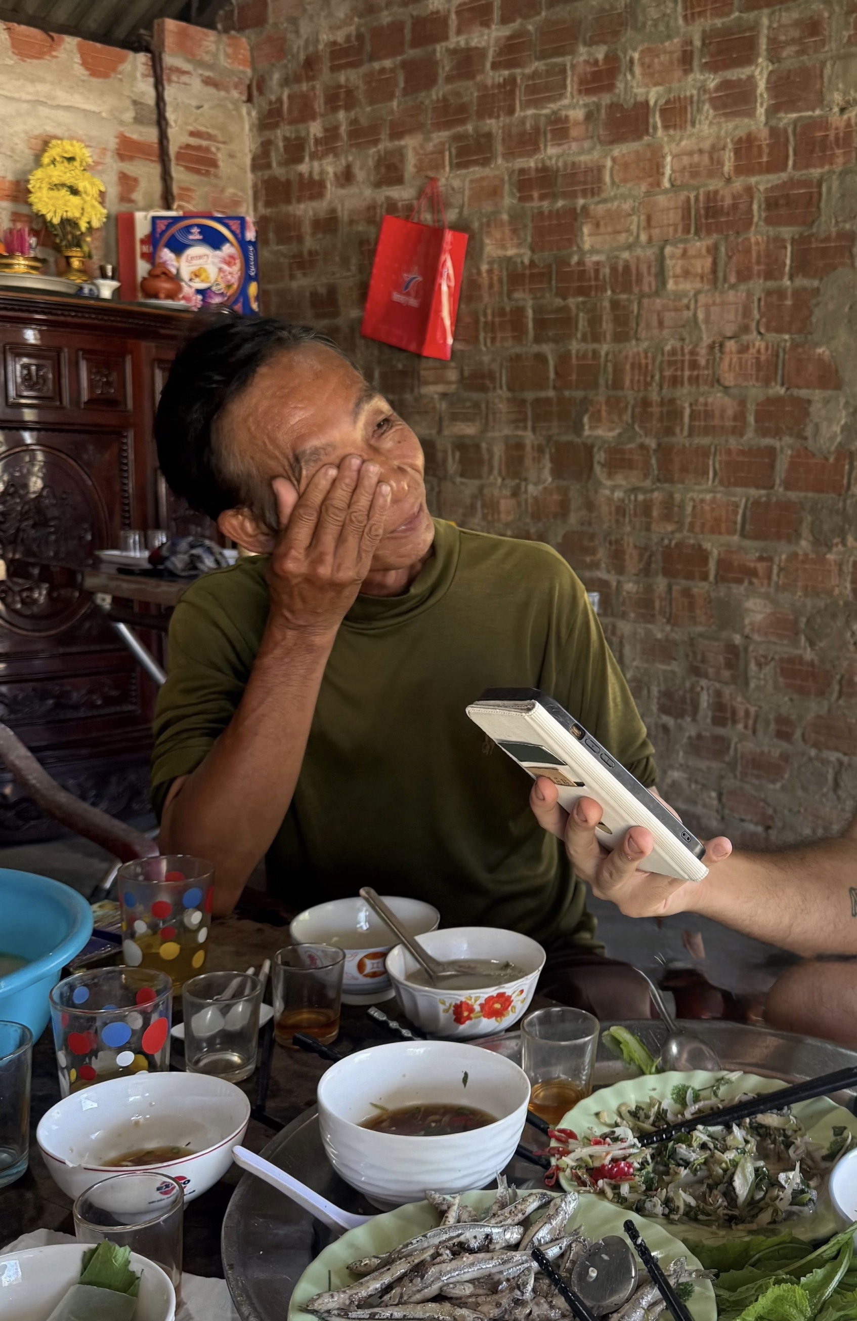 Khách Tây giàn giụa nước mắt trong căn nhà lụp xụp của ngư dân Việt Nam, tuyên bố tiền nhiều cũng không mua nổi điều này