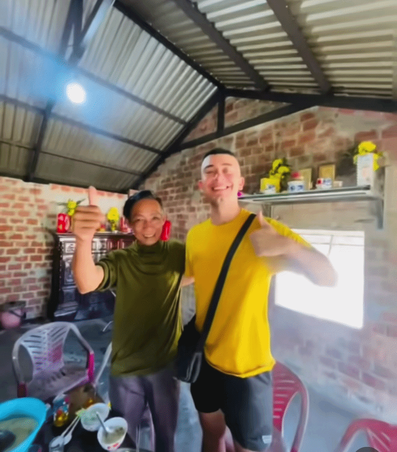 Khách Tây giàn giụa nước mắt trong căn nhà lụp xụp của ngư dân Việt Nam, tuyên bố tiền nhiều cũng không mua nổi điều này