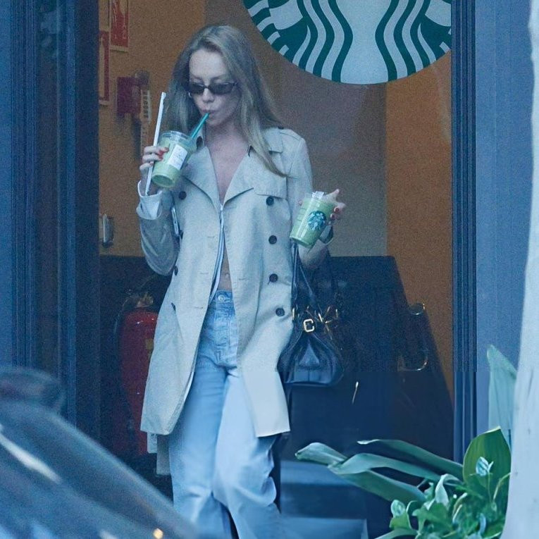 Bắt gặp siêu sao Mbappe lái xế hộp, hôn bạn gái diễn viên giữa phố