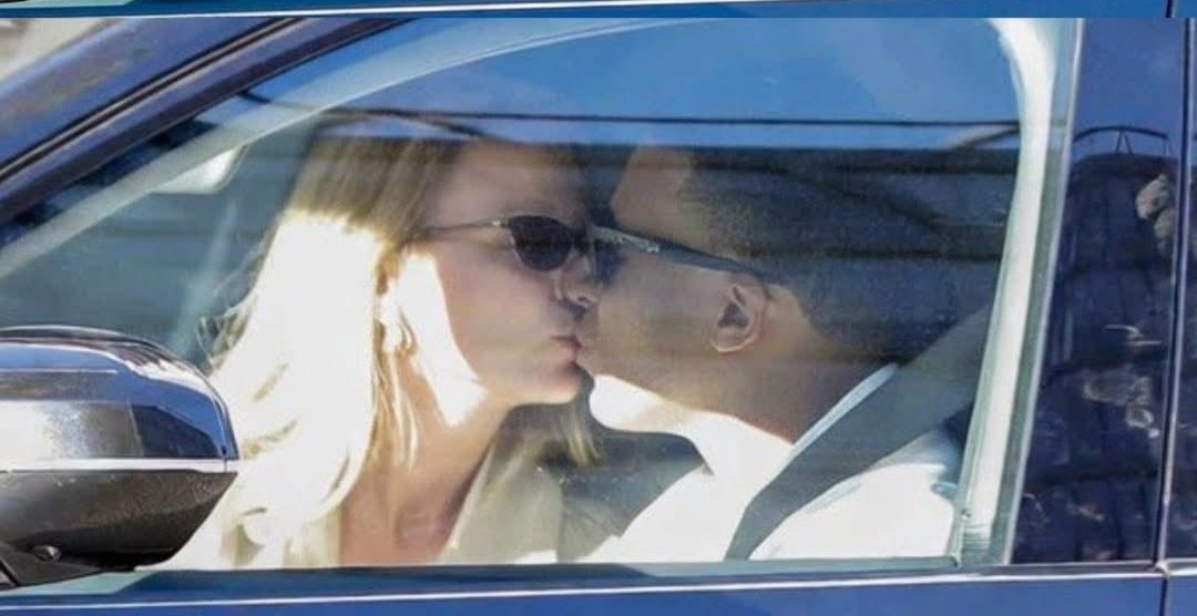 Bắt gặp siêu sao Mbappe lái xế hộp, hôn bạn gái diễn viên giữa phố