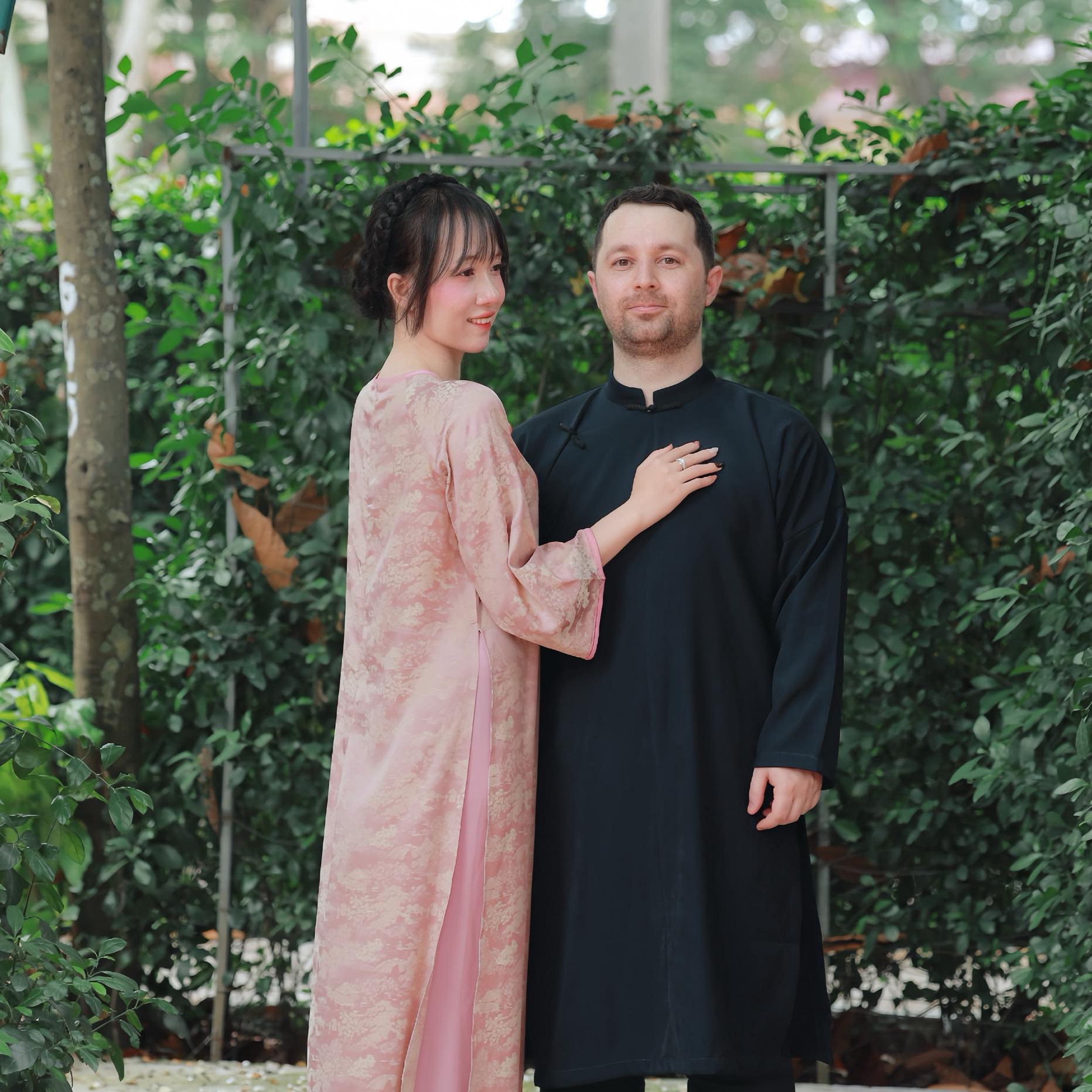 Dù yêu xa, cặp đôi vẫn gọi điện, liên lạc thường xuyên