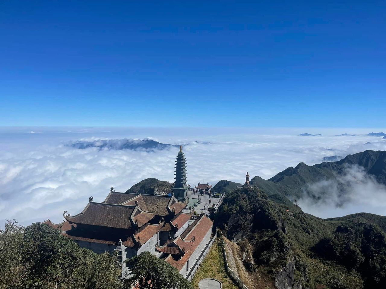 Đỉnh Fansipan - nóc nhà Đông Dương với biển mây hùng vĩ luôn nằm trong danh sách nên đến của khách du lịch. Ảnh: Bích Ngọc