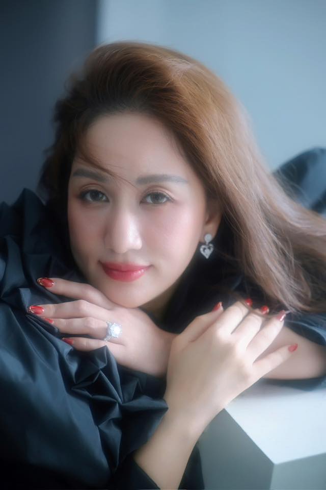 Khánh Thi thời gian gần đây thường xuyên than ốm, có lần phải đi viện vì kiệt sức (Ảnh: FBNV)