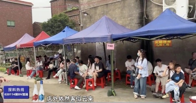 Tình trạng người xếp hàng chờ đợi thưởng thức món lẩu gà này đã diễn ra khiến giao thông địa phương gặp vấn đề