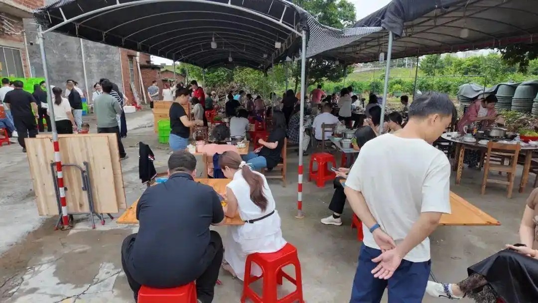 Chính quyền địa phương hỗ trợ cho quán lẩu gà này khi mở bãi gửi xe, cho tình nguyện viên đến hỗ trợ và giới hạn lượt khách để quán có thể vận hành tốt