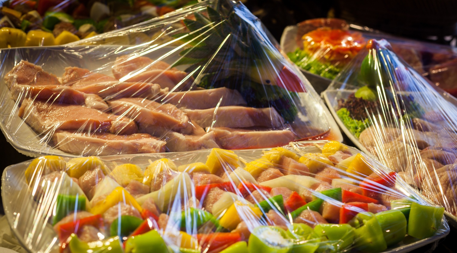 Cảnh báo đặc biệt đến các gia đình đang bọc thức ăn bằng màng bọc thực phẩm