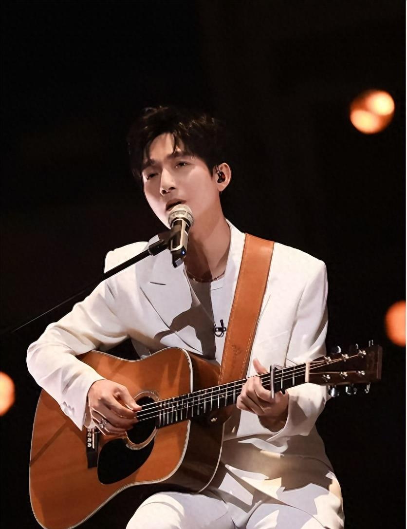 Nam ca sĩ Trần Sở Sinh từng có thời gian làm shipper giao đồ ăn tại Thâm Quyến (Trung Quốc) trước khi nổi tiếng