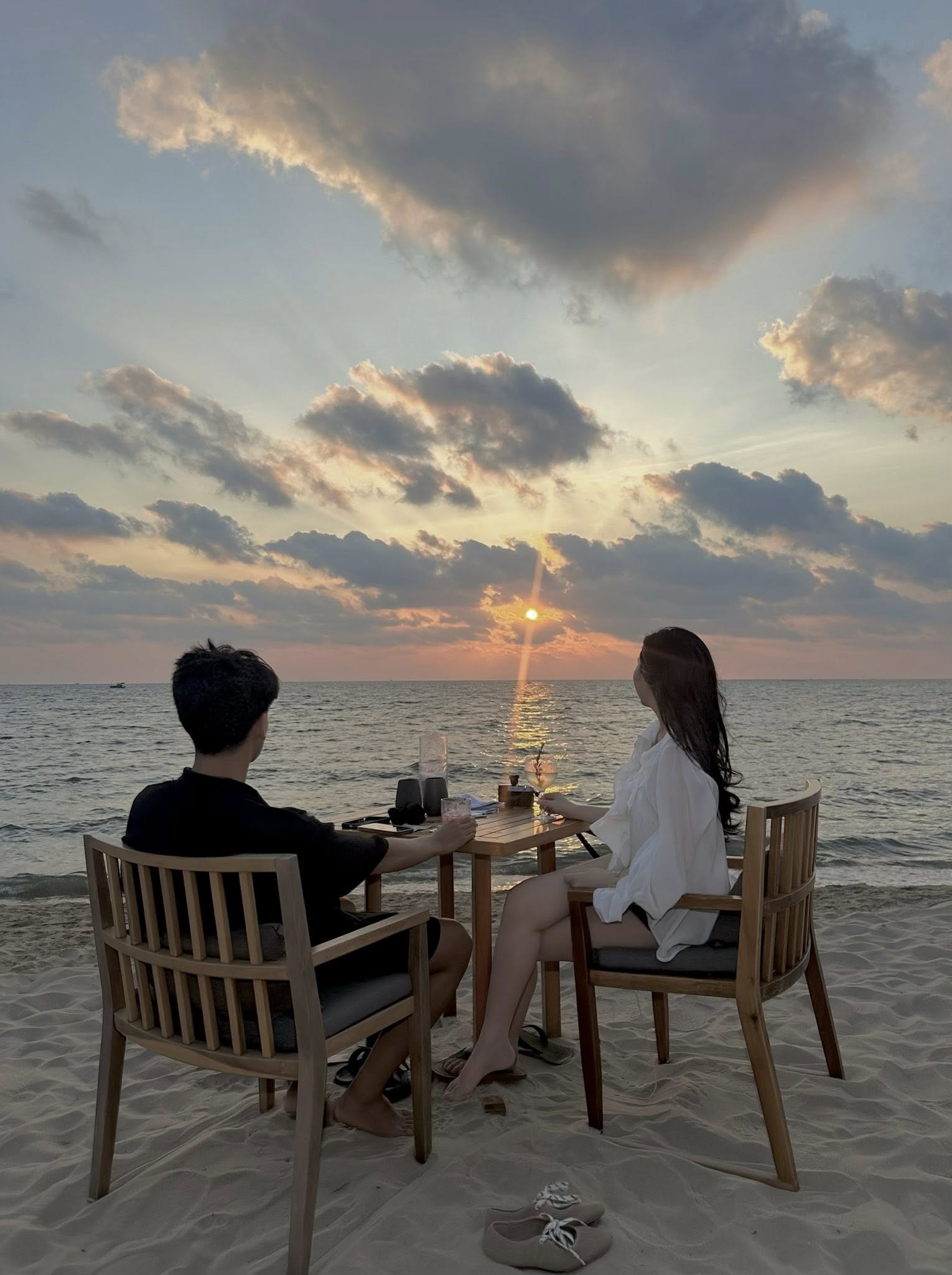 Thành Chung kỷ niệm 4 năm ngày cưới Ngô Tố Uyên: Tổ ấm viên mãn đủ biệt thự, xe hơi