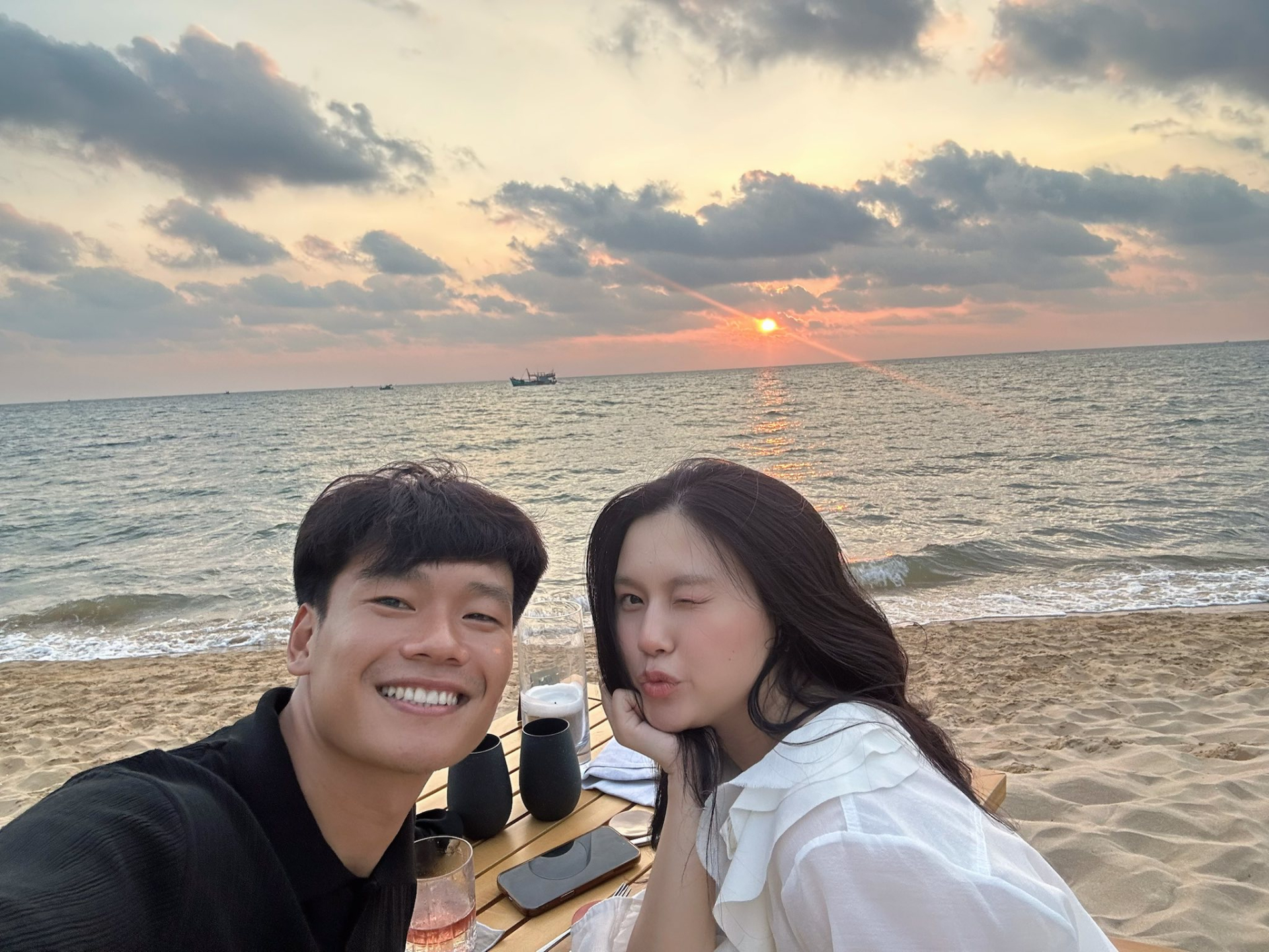 Thành Chung kỷ niệm 4 năm ngày cưới Ngô Tố Uyên: Tổ ấm viên mãn đủ biệt thự, xe hơi