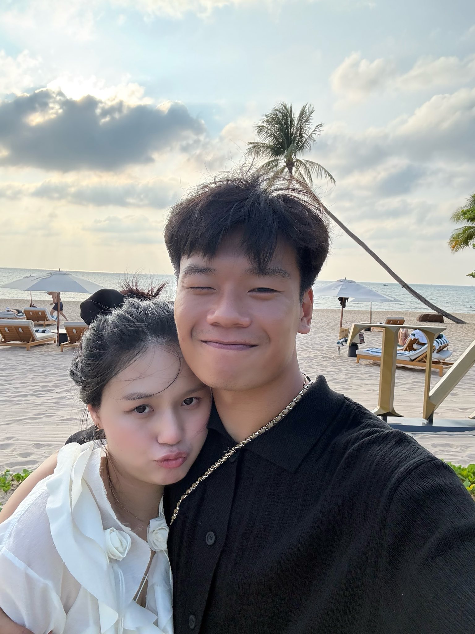 Thành Chung kỷ niệm 4 năm ngày cưới Ngô Tố Uyên: Tổ ấm viên mãn đủ biệt thự, xe hơi