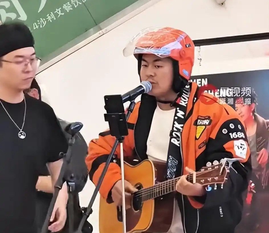 Hình ảnh nam shipper đứng giữa dòng người hát ngẫu hứng trở thành clip viral trên MXH 