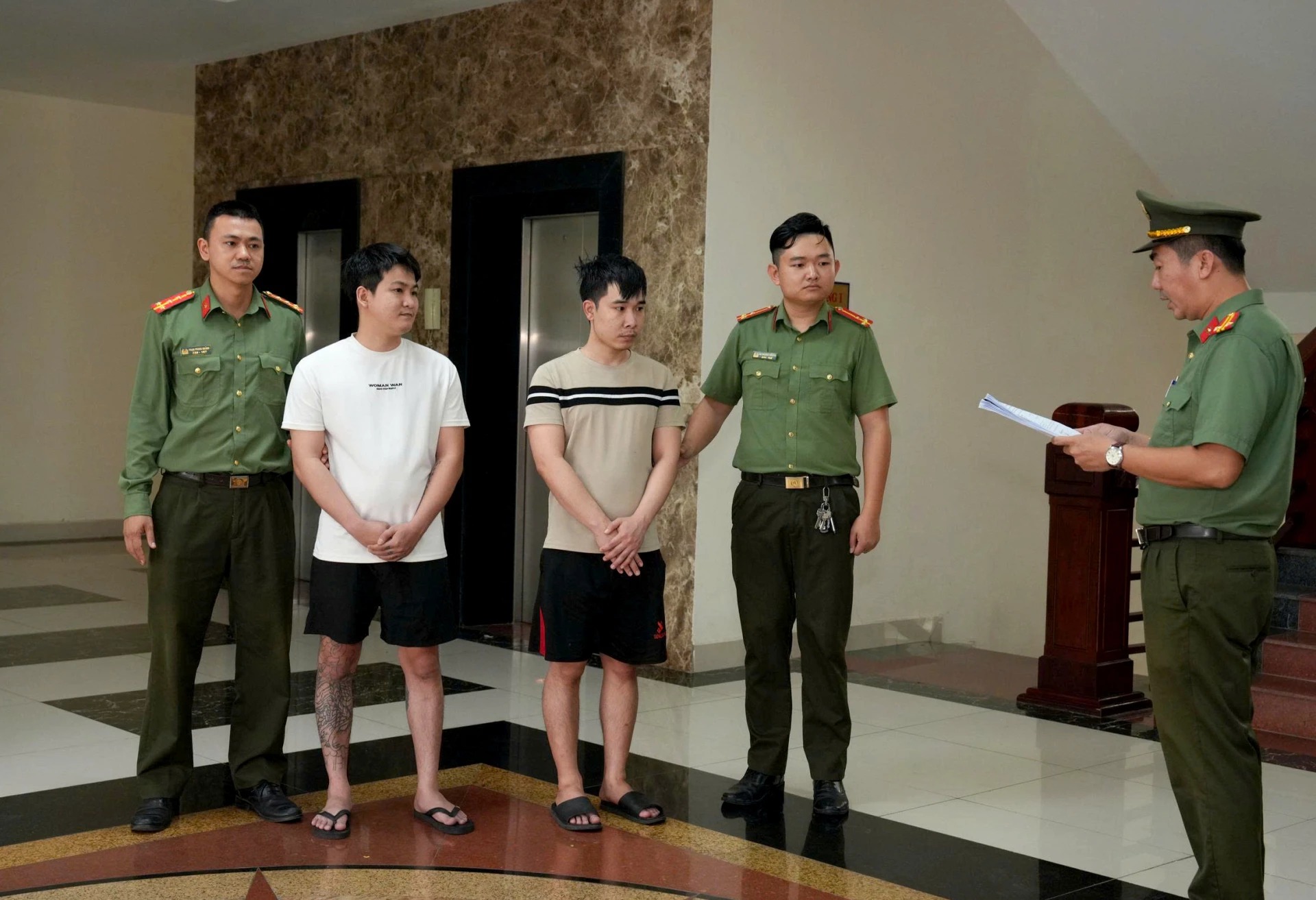 Cơ quan An ninh điều tra Công an tỉnh Quảng Trị tống đạt quyết định khởi tố vụ án, bị can Trần Quang Trọng, Nguyễn Minh Thuận. (Ảnh: CA Quảng Trị) 