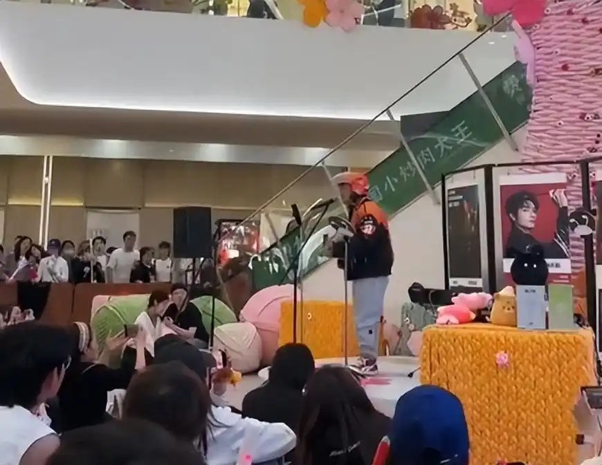 Vẫn mặc bộ đồ shipper, anh chàng vẫn tự tin hát với đam mê