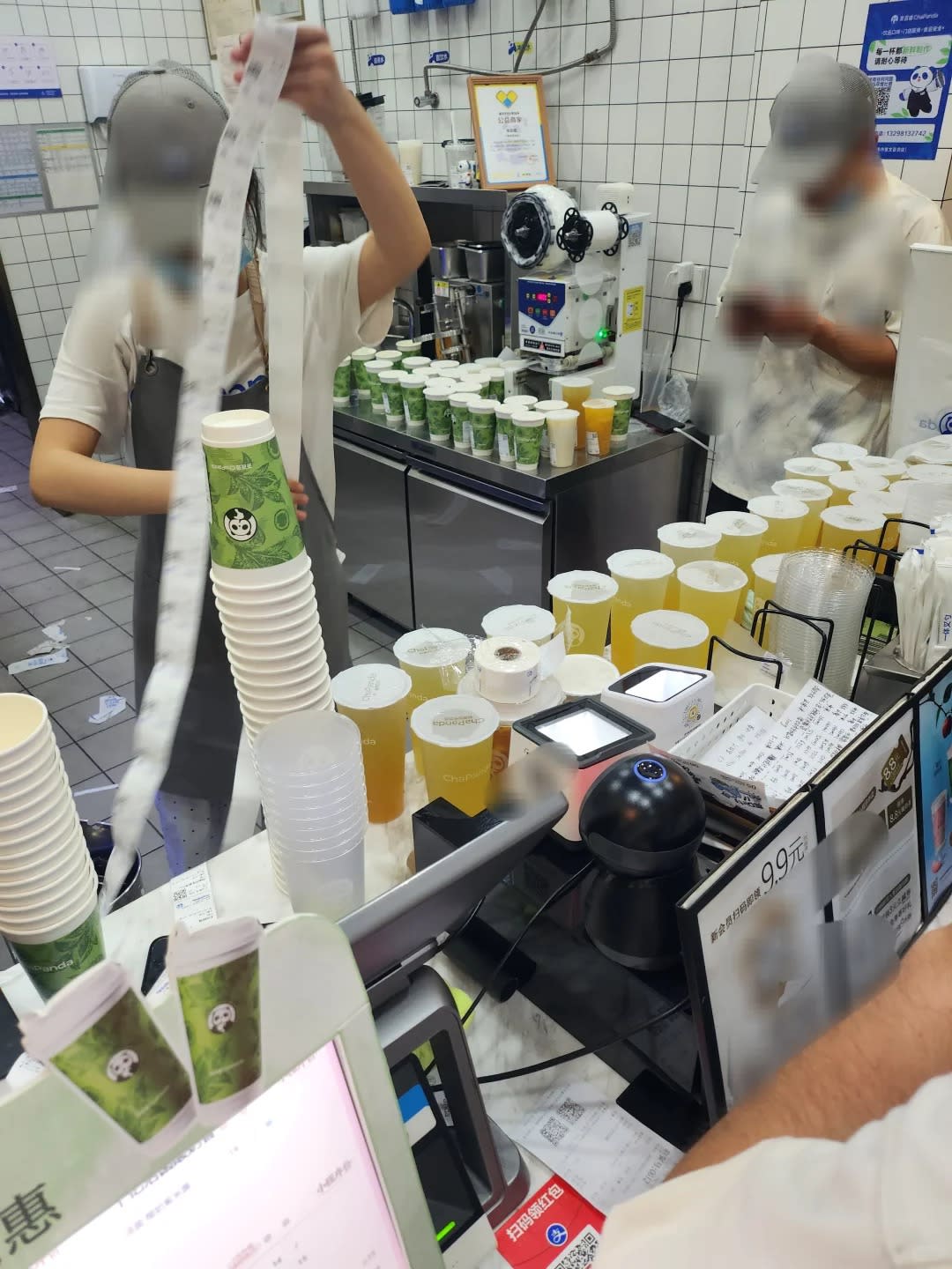 Nhân viên tiệm trà sữa 