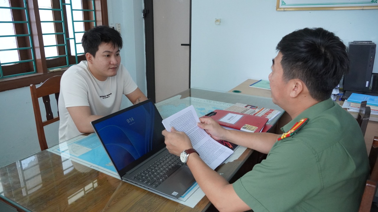 Đối tượng chủ mưu của chuyên án Trần Quang Trọng tại cơ quan điều tra (Ảnh: CA Quảng Trị) 