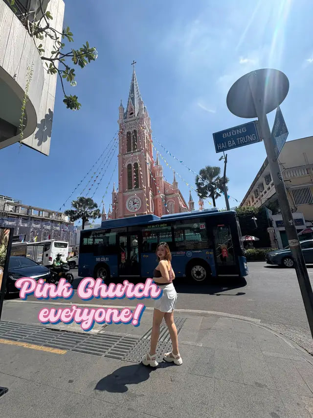 Khách Tây, khách Thái bay ngàn cây số đến TP.HCM vì lụy nhan sắc Nhà thờ hồng lúc hoàng hôn