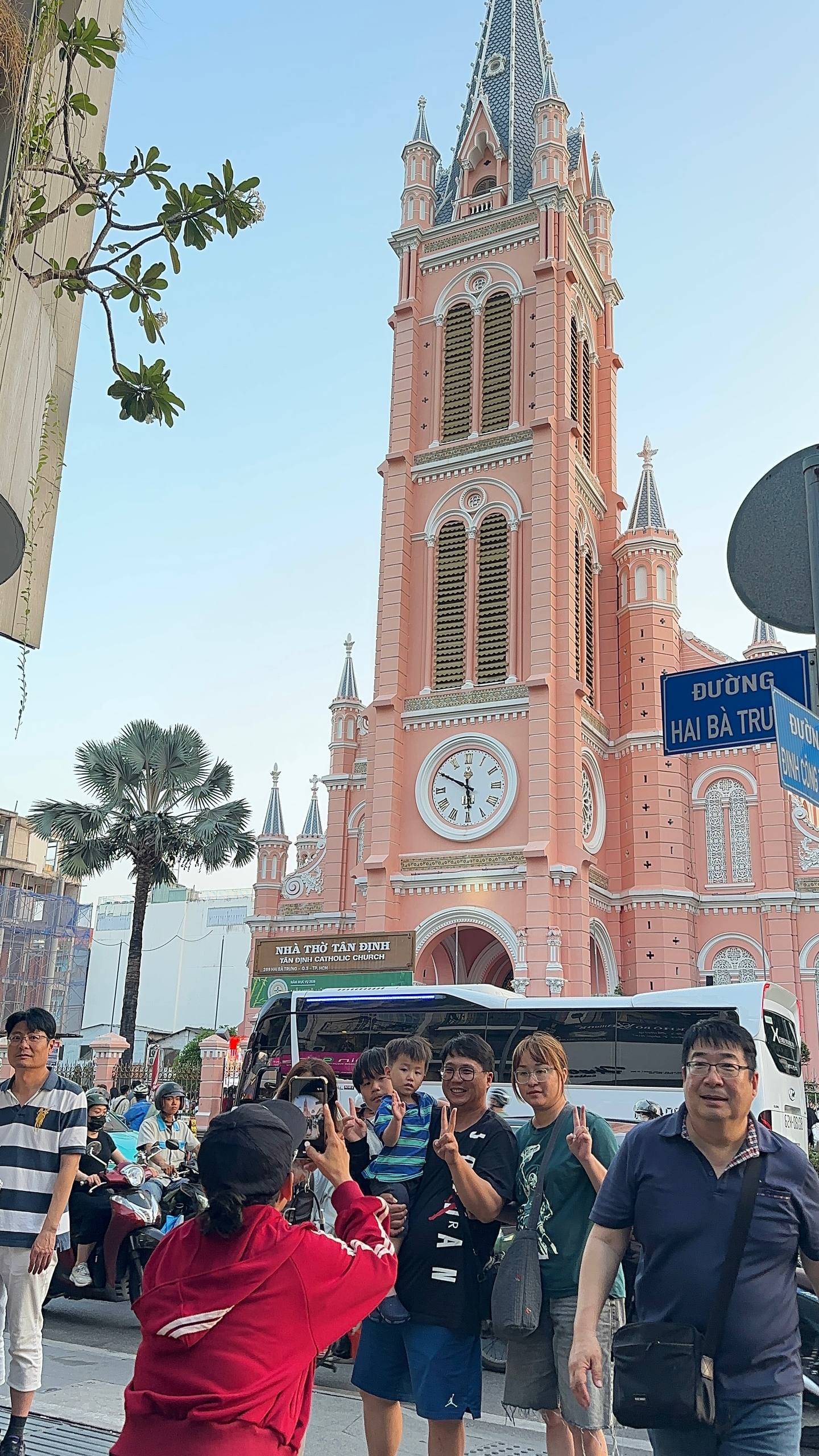 Khách Tây, khách Thái bay ngàn cây số đến TP.HCM vì lụy nhan sắc Nhà thờ hồng lúc hoàng hôn