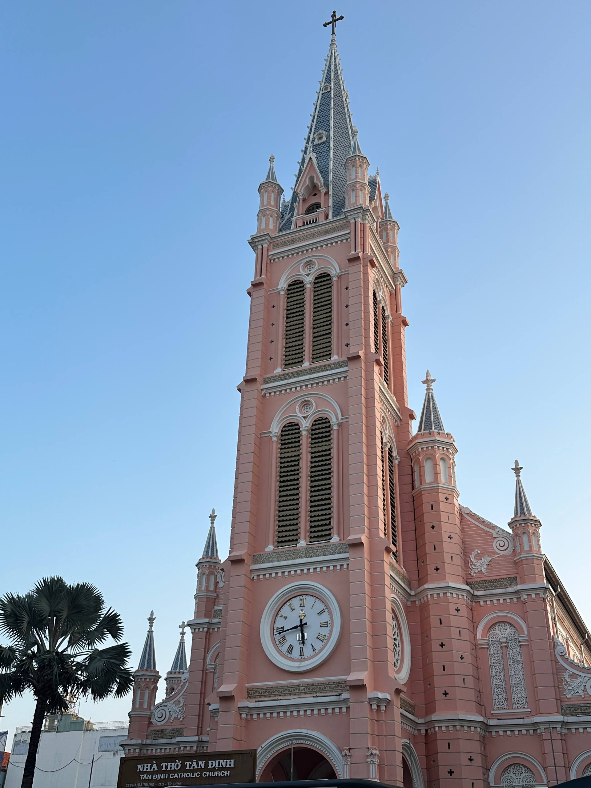 Khách Tây, khách Thái bay ngàn cây số đến TP.HCM vì lụy nhan sắc Nhà thờ hồng lúc hoàng hôn