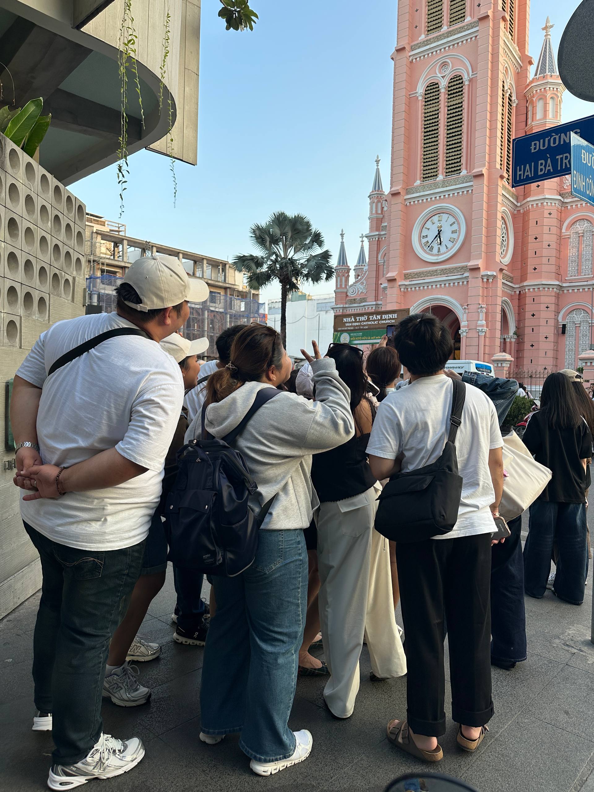 Khách Tây, khách Thái bay ngàn cây số đến TP.HCM vì lụy nhan sắc Nhà thờ hồng lúc hoàng hôn