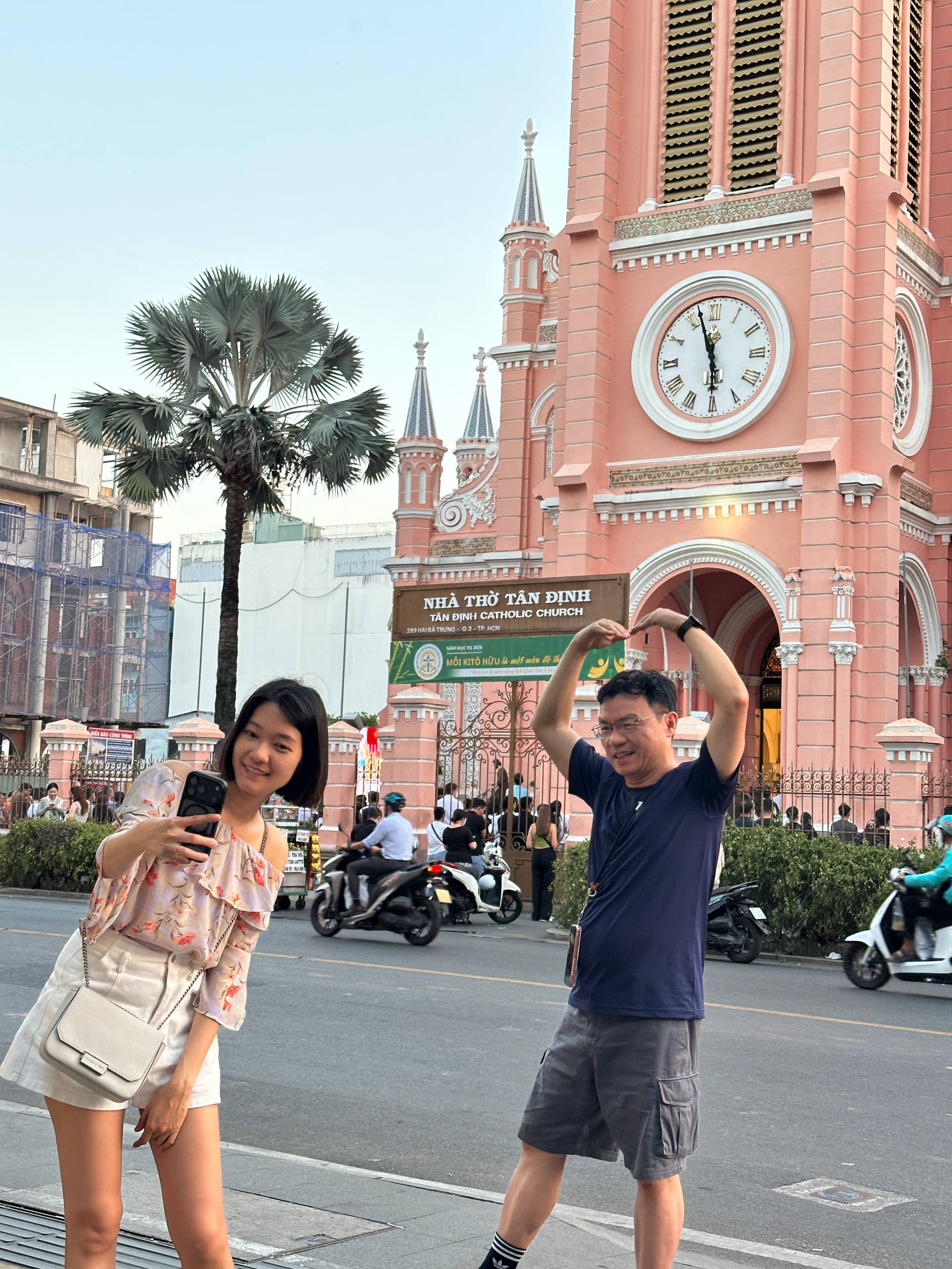 Khách Tây, khách Thái bay ngàn cây số đến TP.HCM vì lụy nhan sắc Nhà thờ hồng lúc hoàng hôn