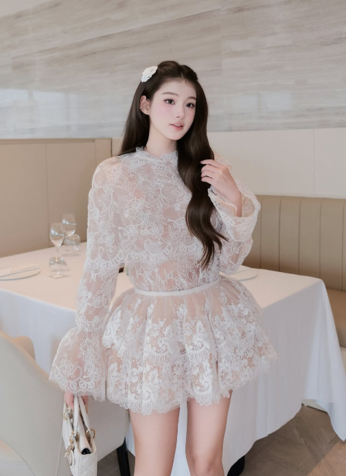 Nếu bạn đang tìm 1 chiếc đầm ren kiểu tiểu thư nữ tính ngọt ngào nhưng không kém phần sang chảnh thì Diệu Anh gợi ý ngay 1 thiết kế đến từ Leger. Diện item này đi tiệc hay đi chơi đều vô cùng hợp, đảm bảo nàng nào diện lên cũng xinh vô đối.