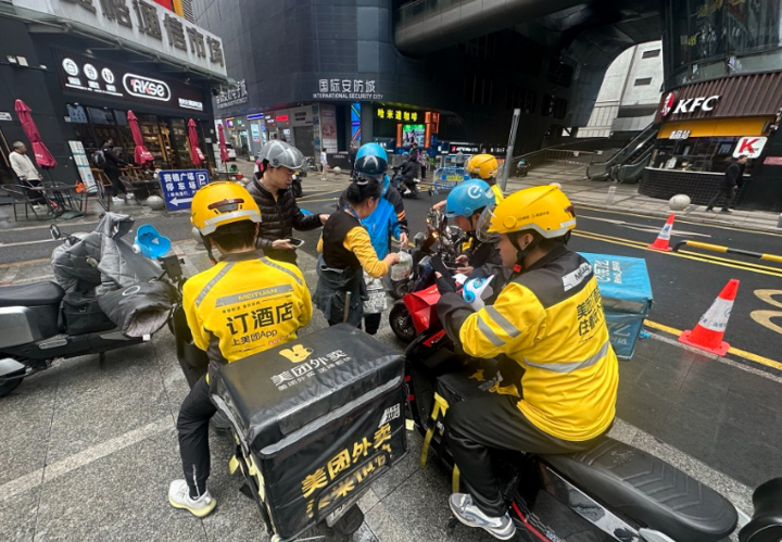 Giảng viên đại học làm shipper giao đồ ăn: Làm việc hơn 10 tiếng một ngày, giảm 6 kg trong một tháng