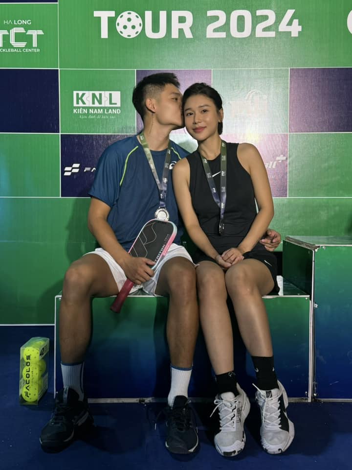 Cả hai đồng hành cùng nhau trên sân pickleball