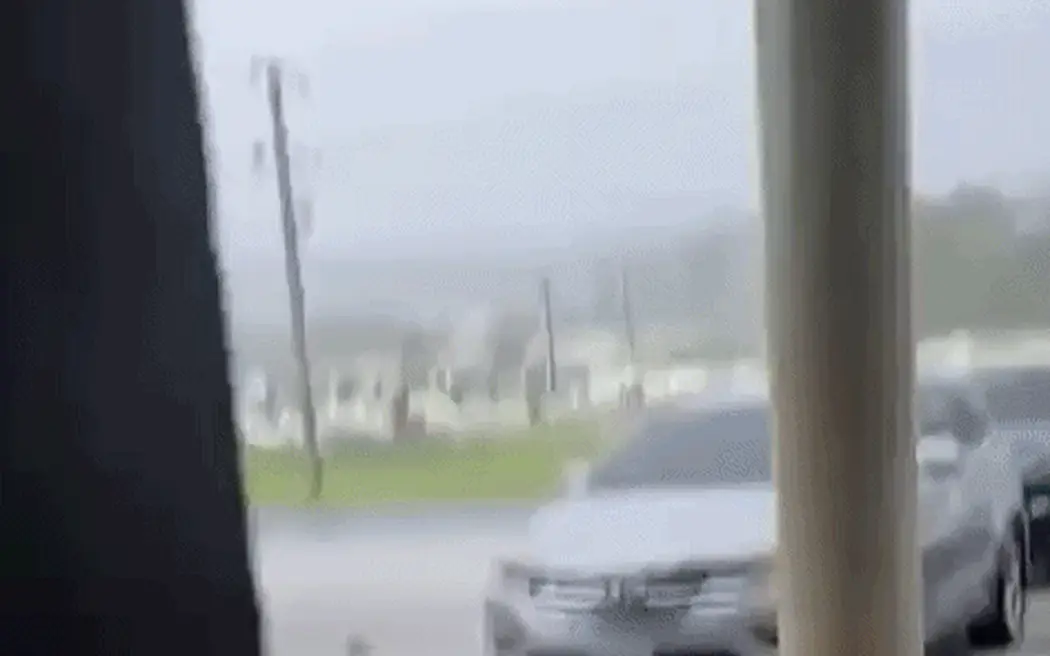 Siêu bão mạnh nhất hành tinh Sinlaku áp sát: Người dân 'nín thở' trước giờ G, mưa to gió lớn đã xuất hiện