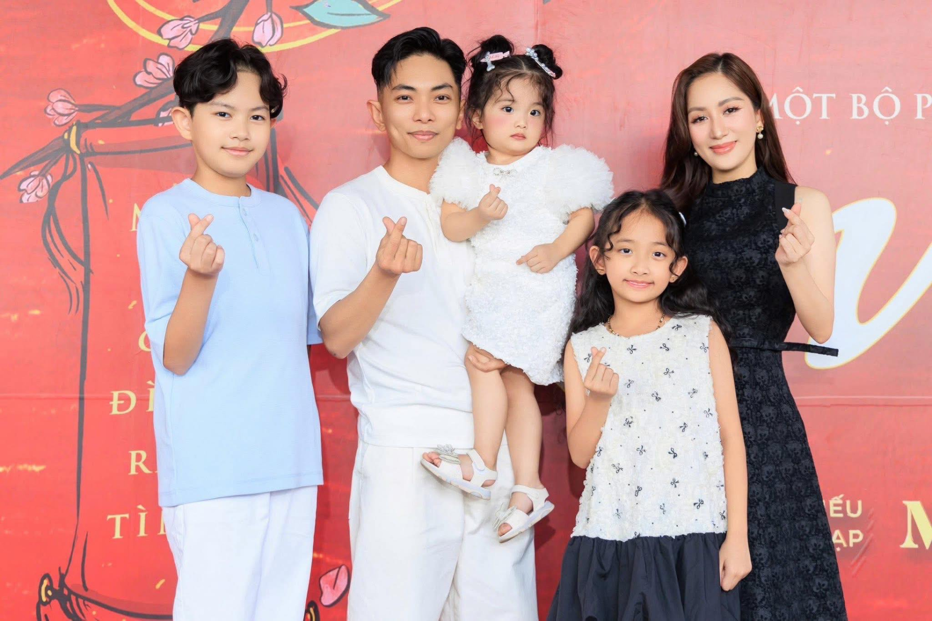 Gia đình 5 thành viên nhà Khánh Thi - Phan Hiển 