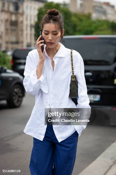 Lưu Văn thường xuyên được bắt gặp ở trời Tây với street style quen thuộc: áo sơ mi trắng phối cùng quần jeans. Bộ đôi tưởng chừng đơn giản nhưng lại đẹp “bất bại”, vừa thanh lịch vừa phóng khoáng. Nhờ cách mix tối giản, cô luôn toát lên vẻ phóng khoáng mà vẫn cực kỳ cuốn hút. Đây chắc chắn là công thức mặc đẹp mà bất kỳ cô gái nào cũng có thể học theo.