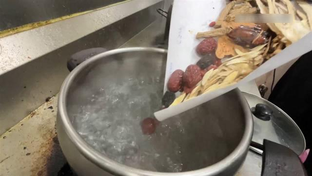 Người đàn ông 65 tuổi suýt phải chạy thận nhân tạo, bác sĩ nhắc: 5 loại canh ngon mấy cũng nên ăn ít