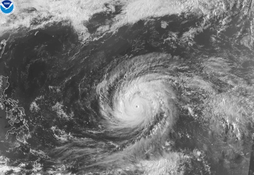   Hình ảnh vệ tinh do Cơ quan Khí quyển và Hải dương học Quốc gia Mỹ (NOAA) cung cấp cho thấy siêu bão Sinlakua ở Thái Bình Dương, Thứ Hai, ngày 13 tháng 4 năm 2026.  