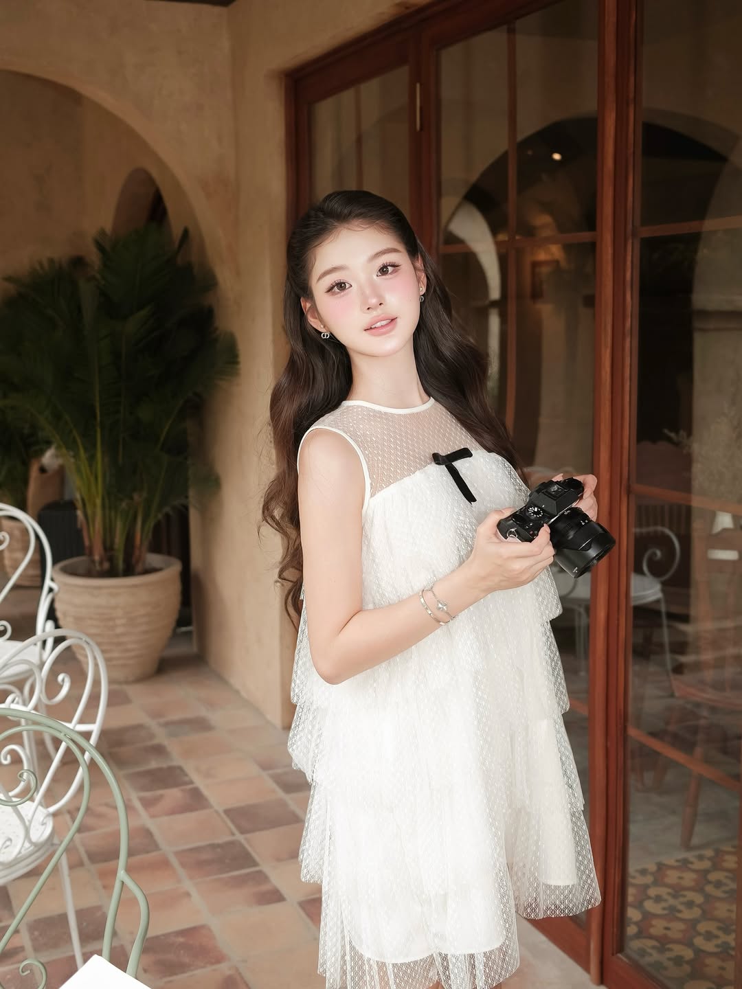 Tracy Diệu Anh tiếp tục khoe visual ngọt ngào trong chiếc váy trắng tầng xòe nhẹ nhàng phối cùng chất liệu voan lưới tinh tế - đến từ brand Pierres Studio, giá hơn 700.000đ. Outfit mang đậm chất tiểu thư này cực kỳ phù hợp cho những buổi hẹn hò cafe cuối tuần, chị em có thể tham khảo để sắm về tủ đồ nhé.