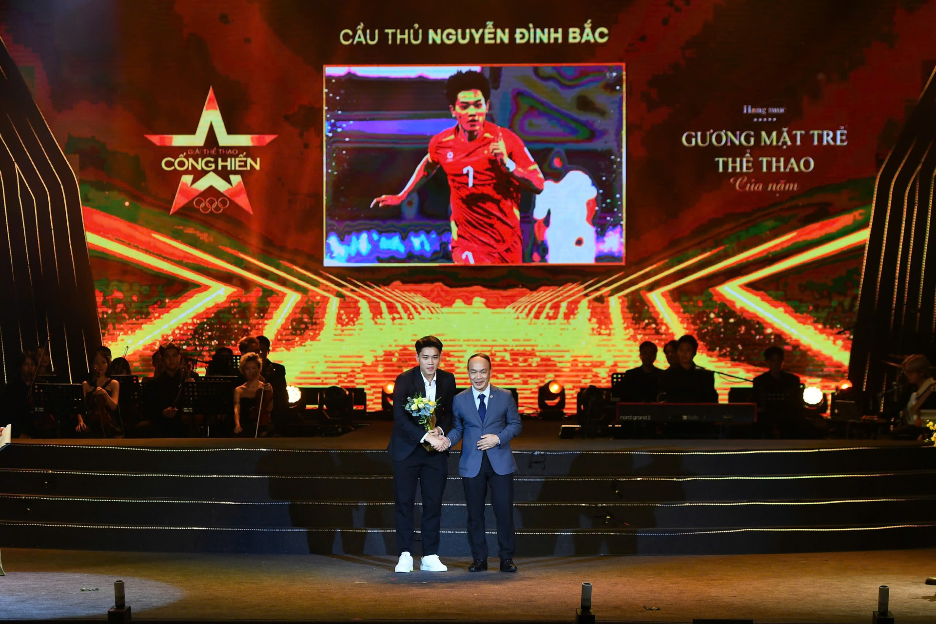 Đình Bắc nhận giải Gương mặt trẻ thể thao (Ảnh: HĐ)