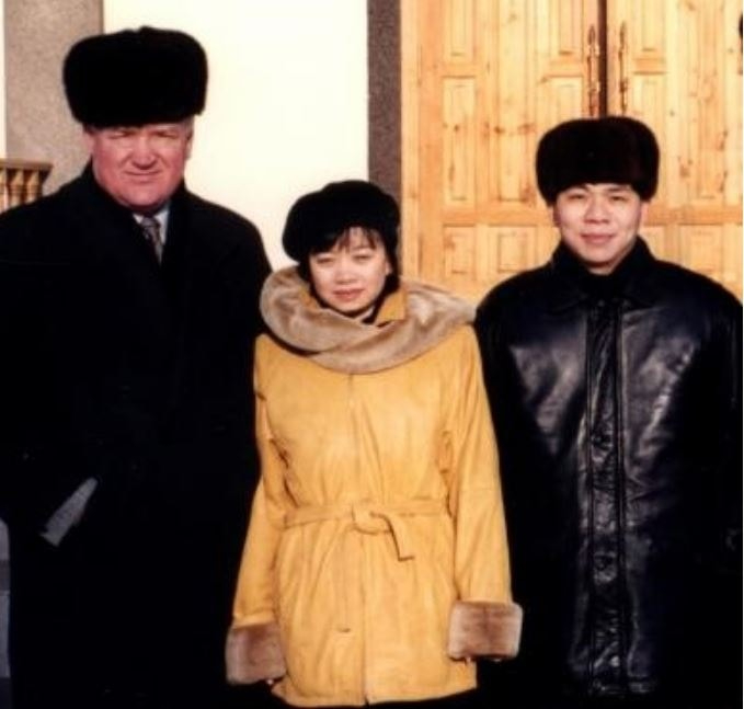 Ông Phạm Nhật Vượng (ngoài cùng bên phải) thời còn ở Đông Âu