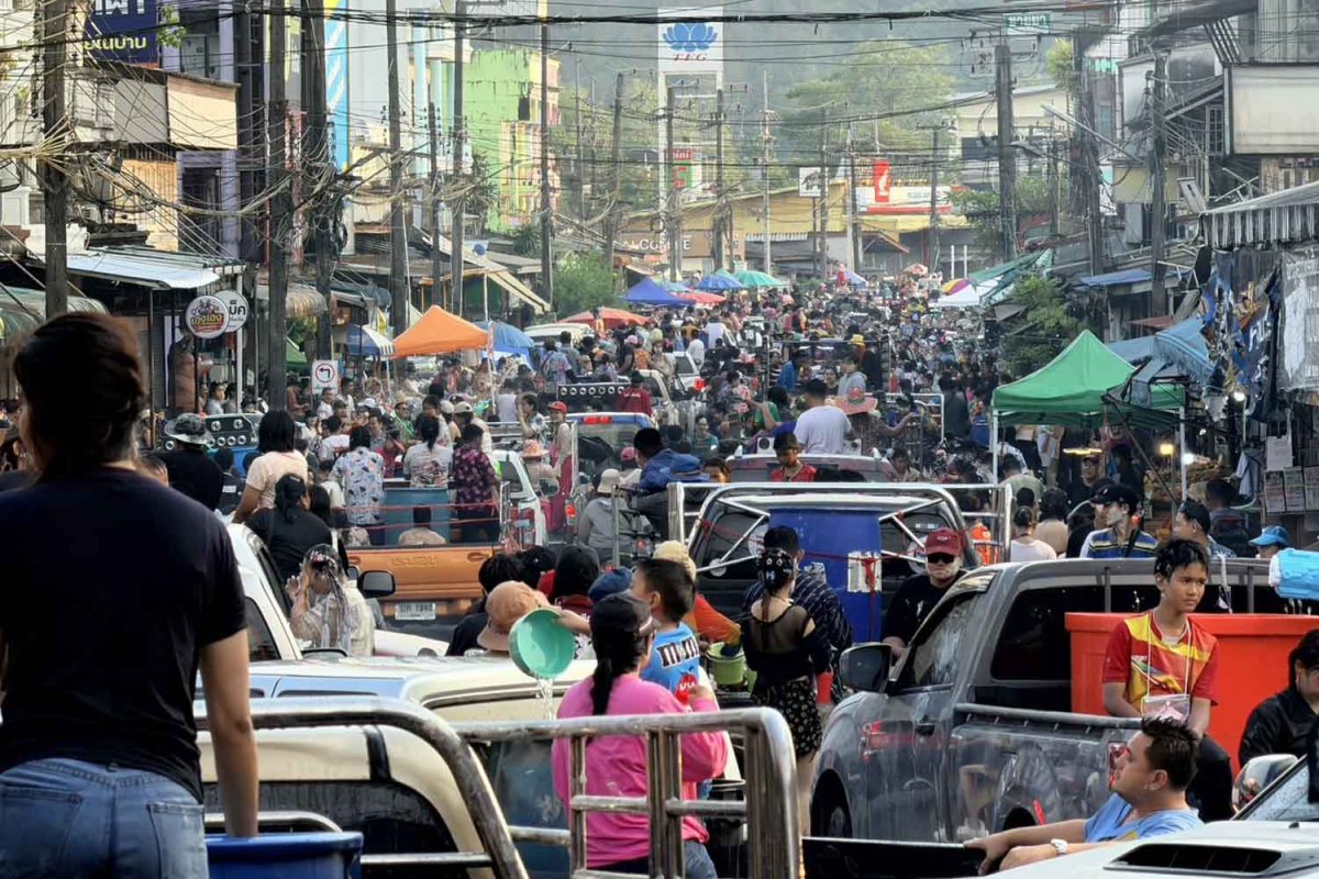   Người dân tham gia lễ hội Songkran chen chúc trên một con đường ở xã Bo Ploi, huyện Bo Rai, tỉnh Trat, hôm 14/4 (Ảnh: Jakkrit Waewkhlaihong  
