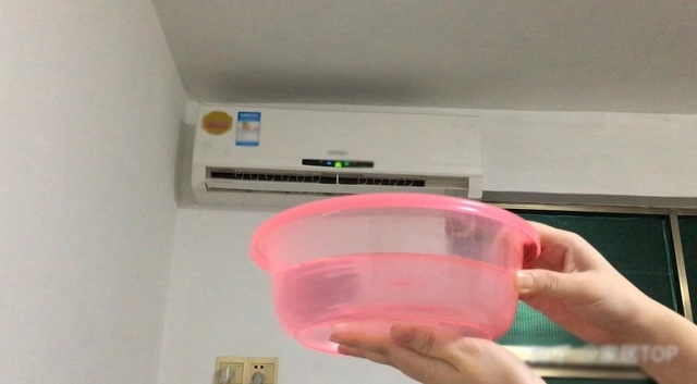 Không phải mê tín, giờ mới biết vì sao nhiều nhà để 1 chậu nước dưới gầm giường