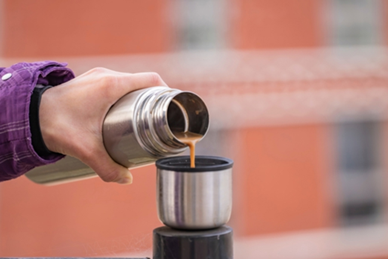 Nam tài xế 50 tuổi mắc hàng loạt bệnh hiểm nghèo vì chiếc cốc giữ nhiệt, bác sĩ nhắc: 7 loại nước tuyệt đối không để trong loại cốc này