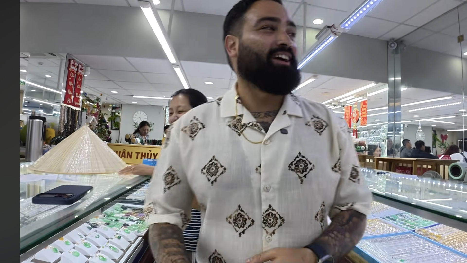 Khách Tây sang tận Việt Nam mua vàng 18k, khâm phục tài năng của thợ kim hoàn