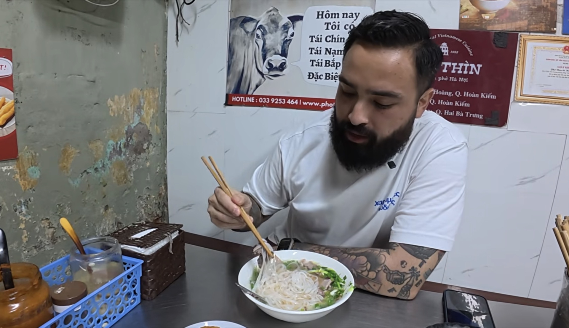 Khách Tây sang tận Việt Nam mua vàng 18k, khâm phục tài năng của thợ kim hoàn