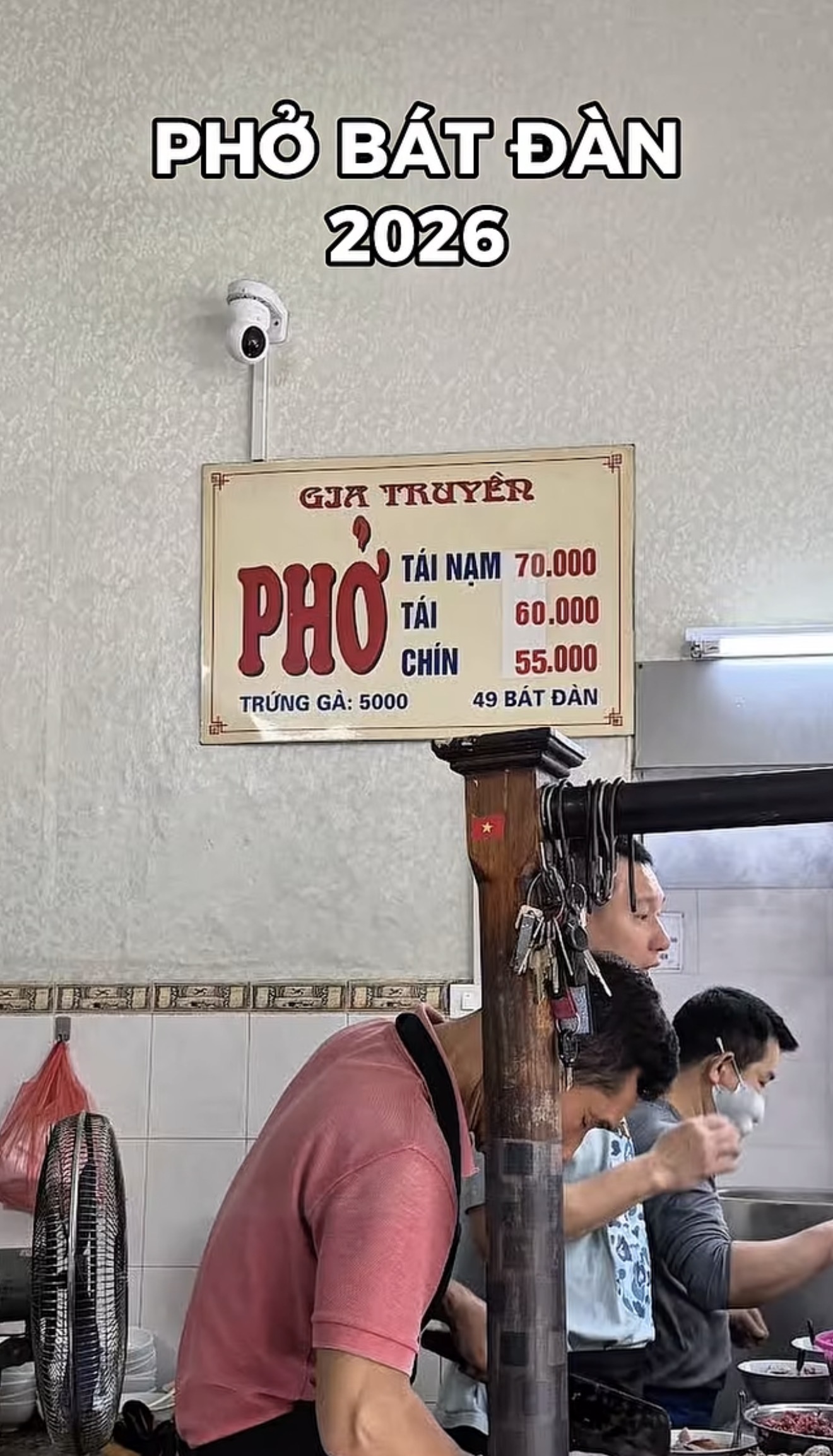 Phở Bát Đàn tăng giá chóng mặt sau 20 năm, chỉ có quả trứng là còn nương tay với ví tiền của thực khách