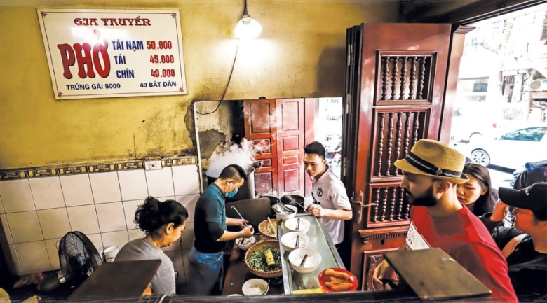 Phở Bát Đàn tăng giá chóng mặt sau 20 năm, chỉ có quả trứng là còn nương tay với ví tiền của thực khách