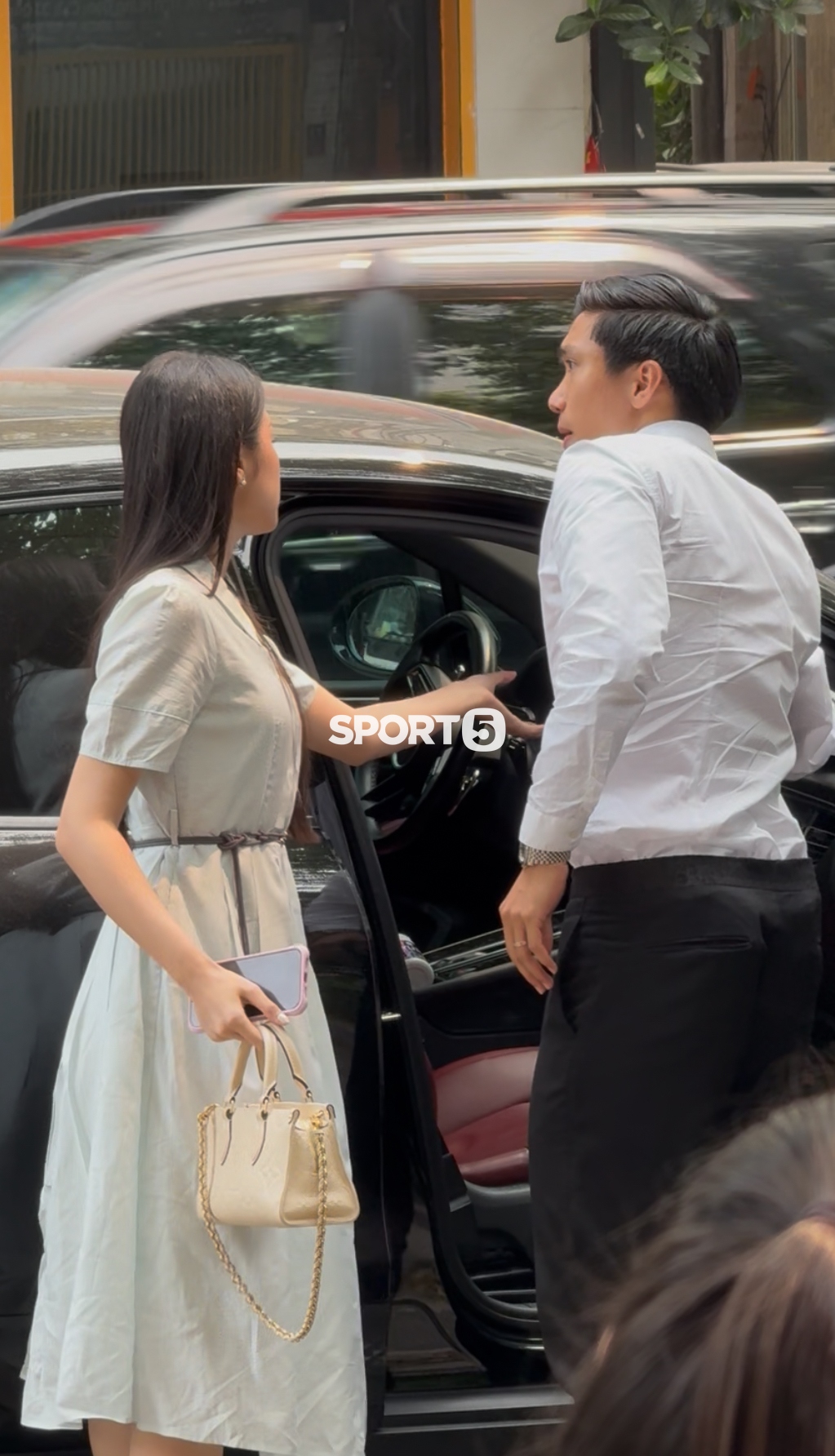Văn Hậu mở cửa xe cho vợ 
