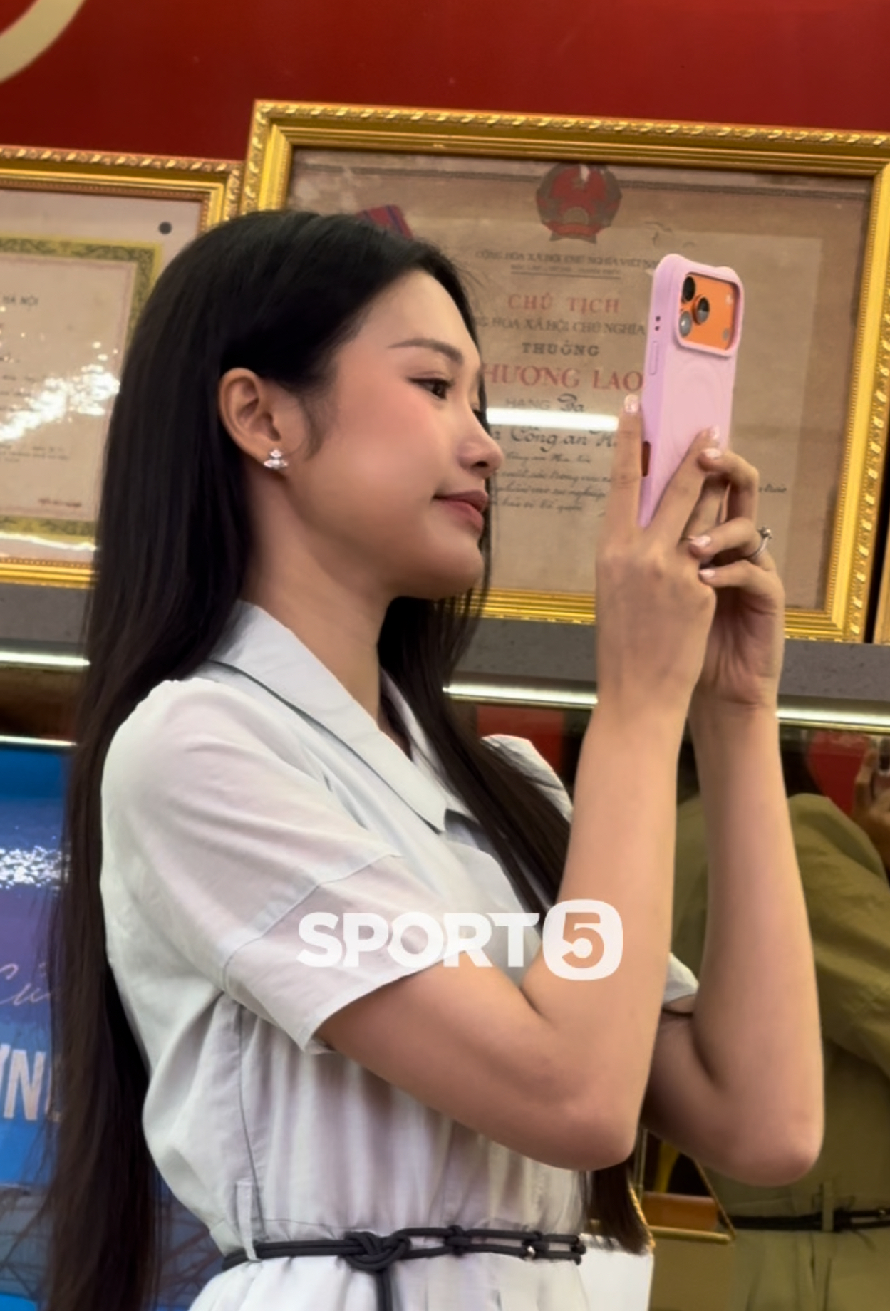 Hải My chụp ảnh cho Văn Hậu cùng đồng đội