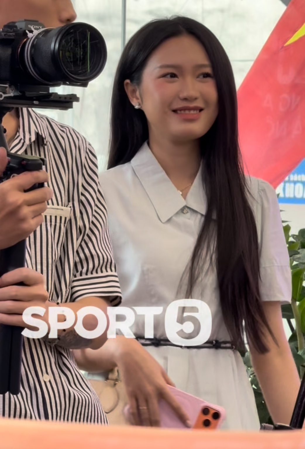 Hải My định đứng ủng hộ chồng ký hợp đồng nhưng đã được xếp chỗ ngồi