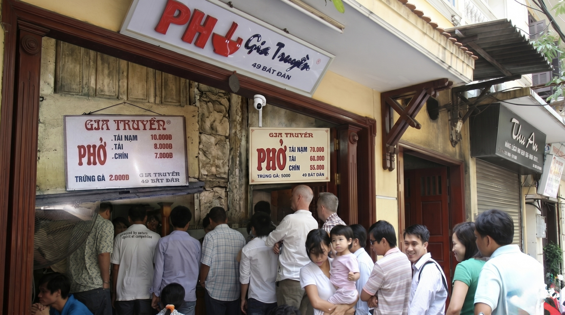 Phở Bát Đàn tăng giá chóng mặt sau 20 năm, chỉ có quả trứng là còn nương tay với ví tiền của thực khách